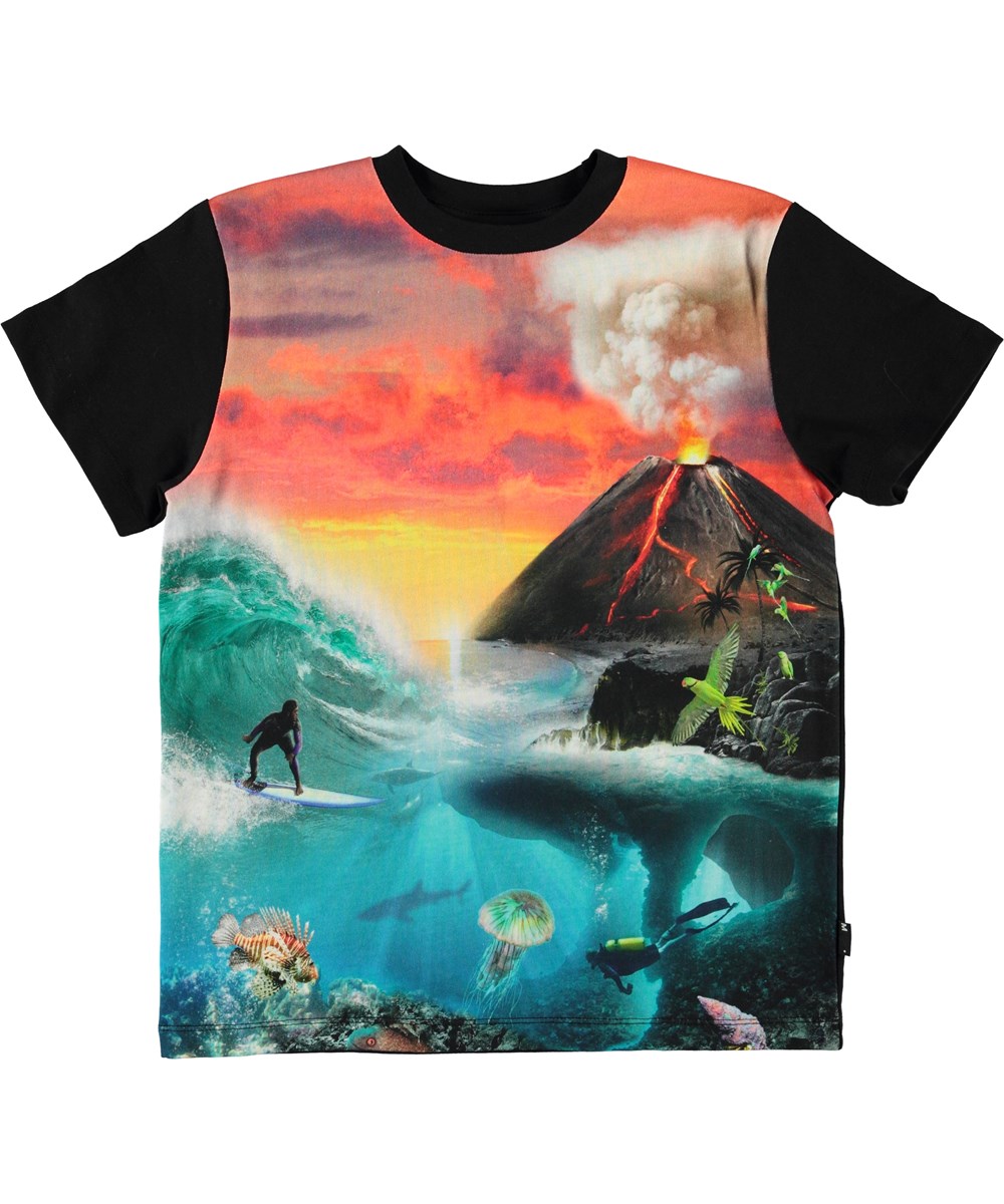 Roxo - Wild Island - Schwarzes T-Shirt mit Print von Vulkan und Surfern