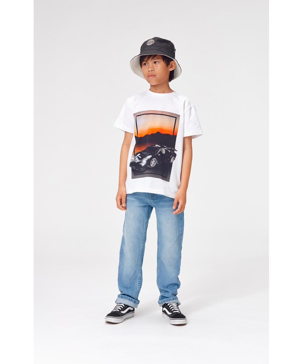 Roxo - Wild Ridin' - Weißes T-Shirt mit Rennwagen im Sunset-Print.