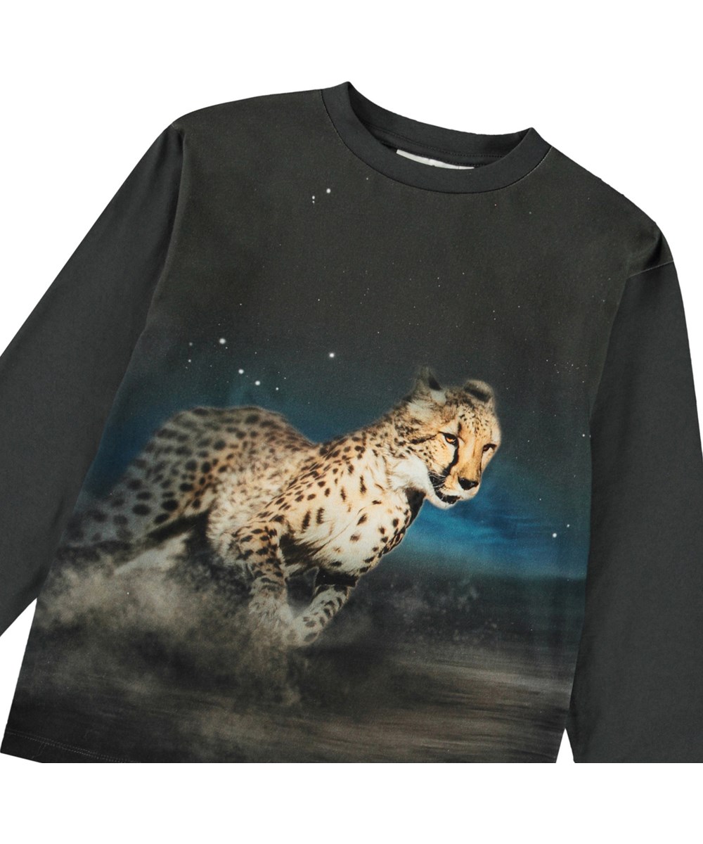 Rube - Cheetah Run - Langärmeliges Oberteil für Kinder aus Öko-Baumwolle mit geripptem Ausschnitt und Ärmeln sowie einer lockeren Passform.