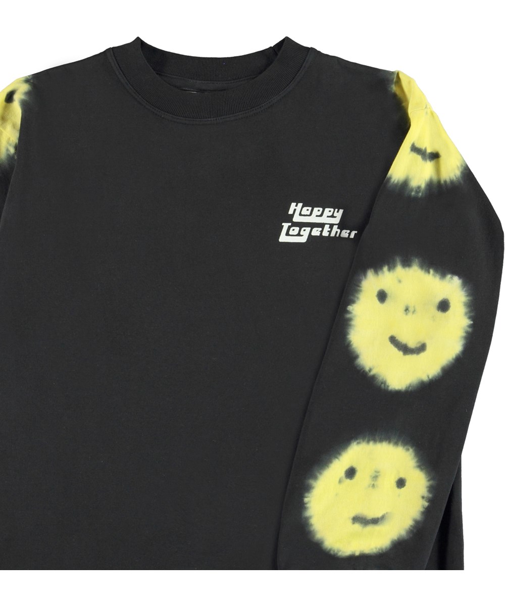 Rube - Faces Tie Dye - Schwarzes Sweatshirt mit gelbem Batik-Smiley-Print.