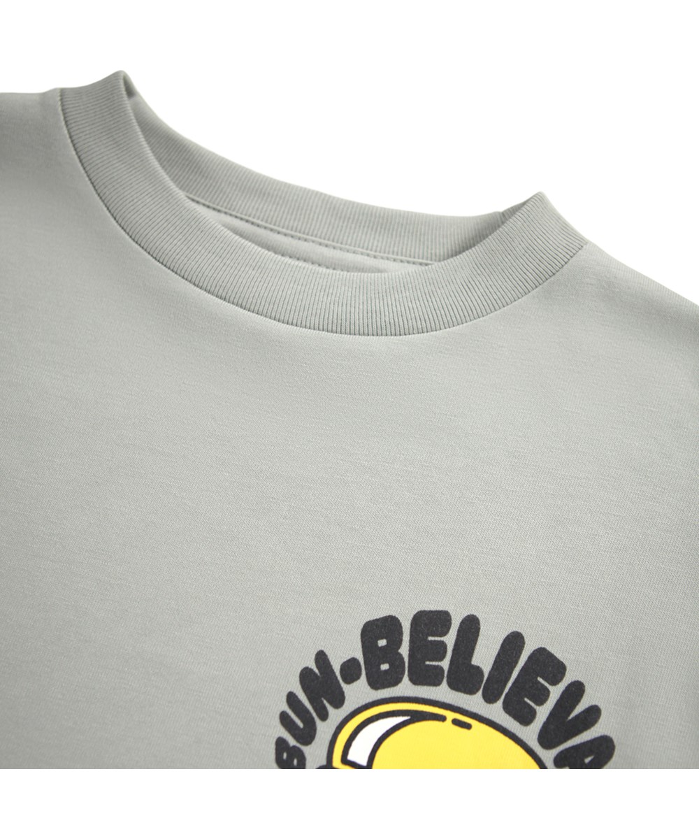 Rube - Funny Food - Graues Langarmshirt für Kinder aus Öko-Baumwolle mit geripptem Ausschnitt und Ärmeln, bedruckt mit lebendigen Lebensmitteln und lustigen Sprüchen.