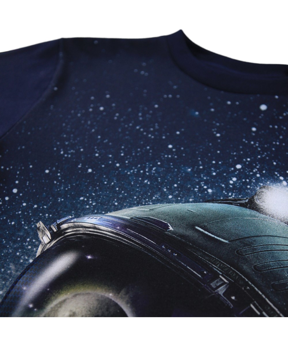 Rube - In Space - Dunkelblaues Langarmshirt für Kinder aus Öko-Baumwolle mit geripptem Ausschnitt und einem Druck des Mannes im Mond und einer Spiegelung in der Maske der Planeten.