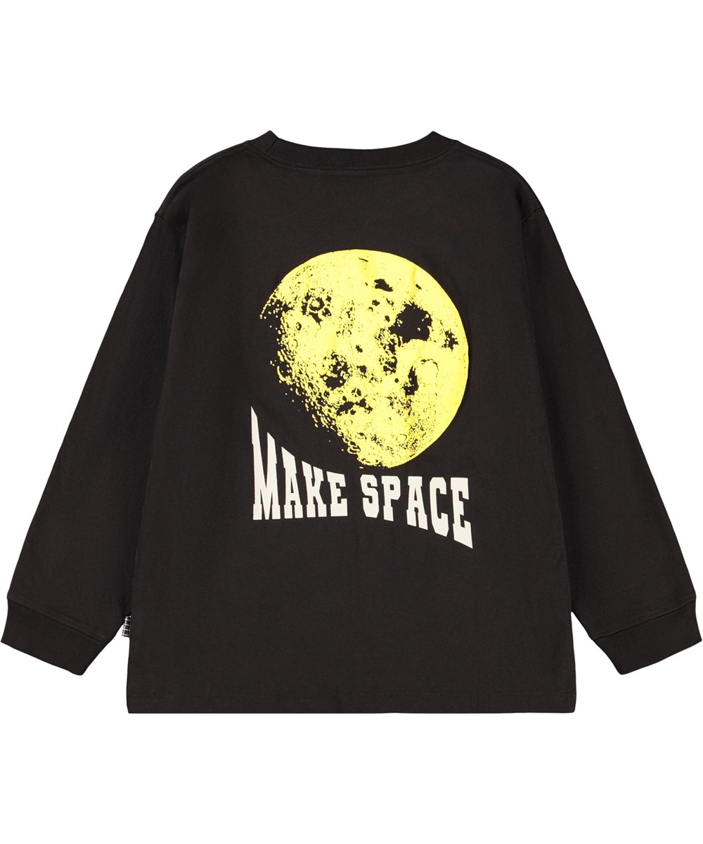 Rube - Make Space Moon - Schwarzes Langarmshirt für Kinder aus Öko-Baumwolle mit geripptem Ausschnitt und Ärmeln sowie einem gelben Gummimond-Print auf der Rückseite.