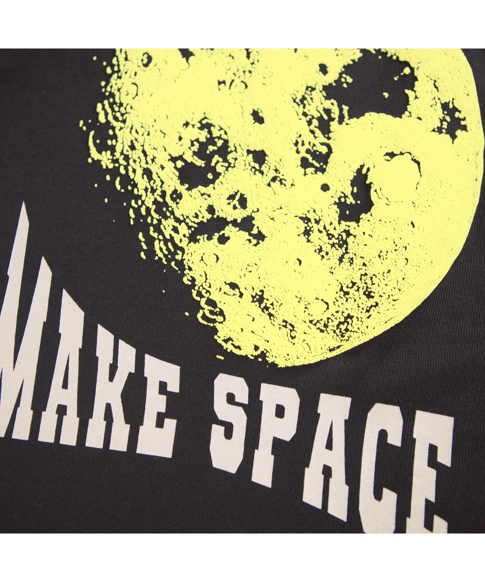 Rube - Make Space Moon - Schwarzes Langarmshirt für Kinder aus Öko-Baumwolle mit geripptem Ausschnitt und Ärmeln sowie einem gelben Gummimond-Print auf der Rückseite.