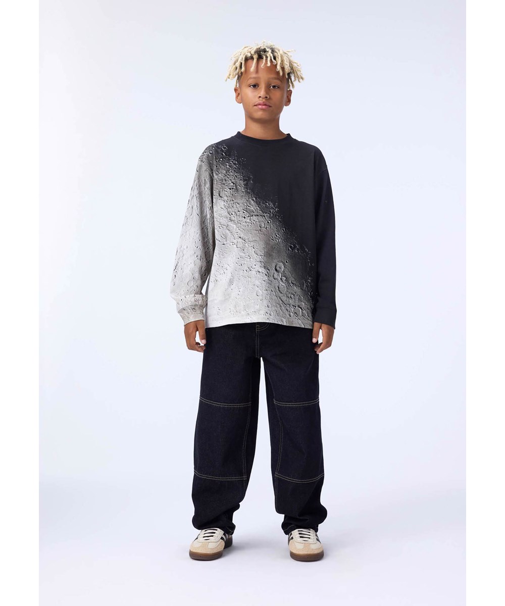 Rube - Moon Fade - Schwarzes, graues und beiges Langarmshirt für Kinder aus Öko-Baumwolle mit geripptem Ausschnitt und einem Druck der rohen Struktur des Mondes.