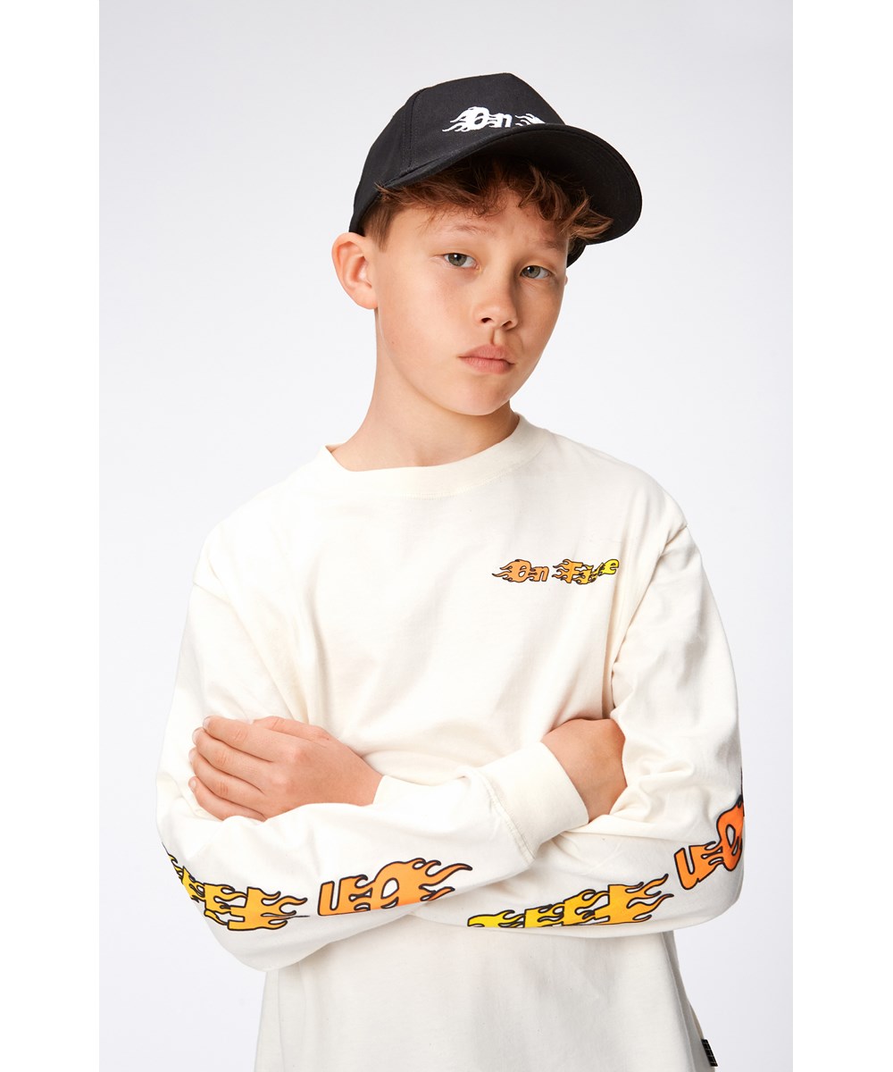 Rube - Naturelle - Cremeweißes Öko-Langarmshirt mit platziertem „On Fire“-Print