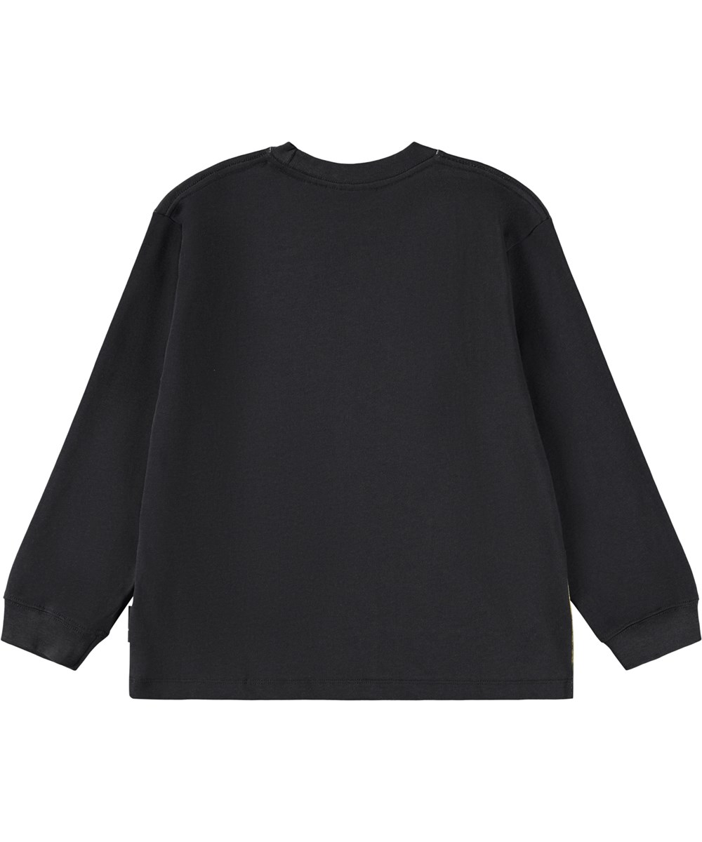 Rube - Red Car - Schwarzes Langarmshirt für Kinder aus Öko-Baumwolle mit geripptem Ausschnitt und einem Frontdruck eines roten Sportwagens in einem dunklen Wald.