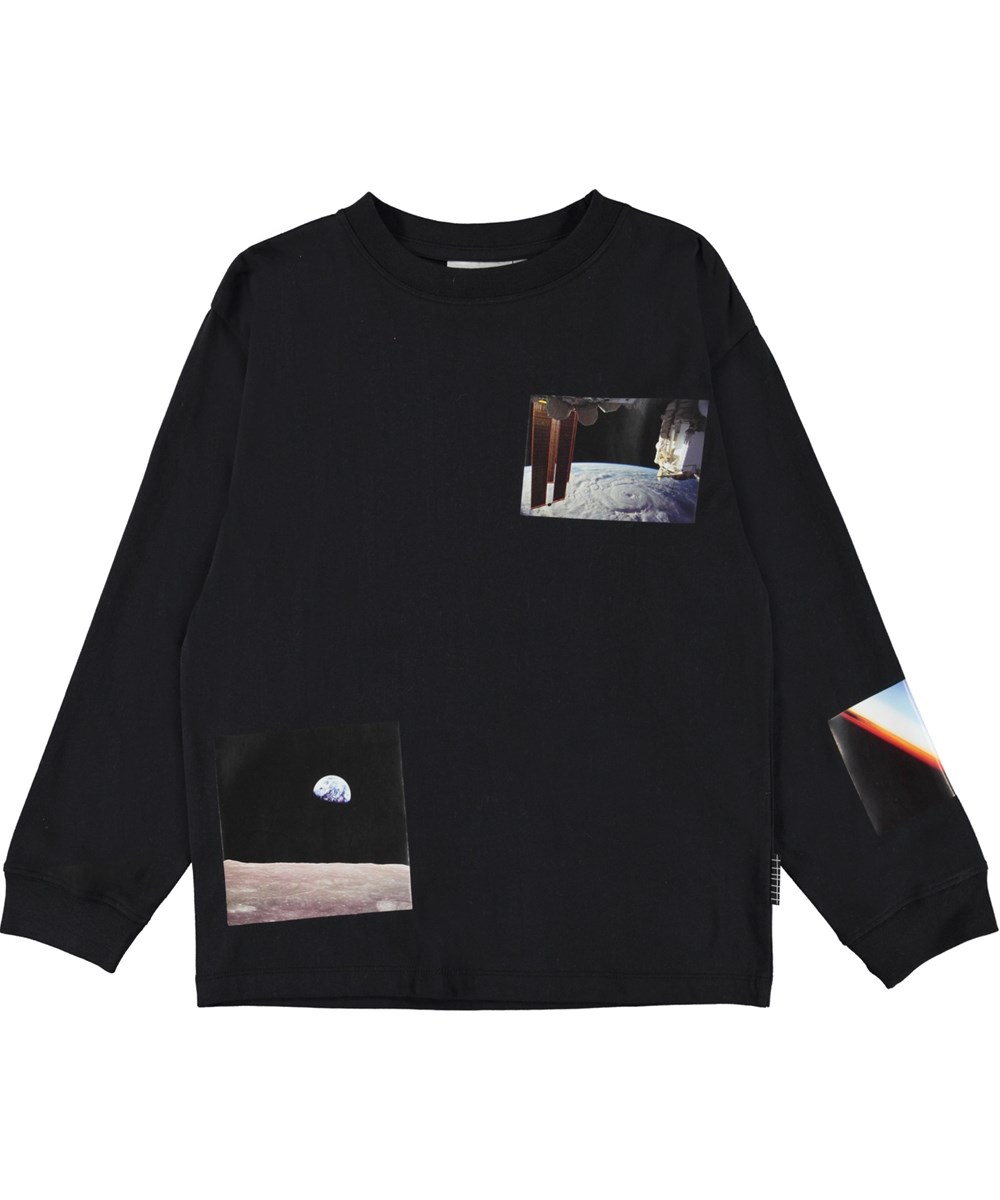 Rube - Space Collage - Schwarze Öko-Bluse mit Aufdruck des Zimmers.