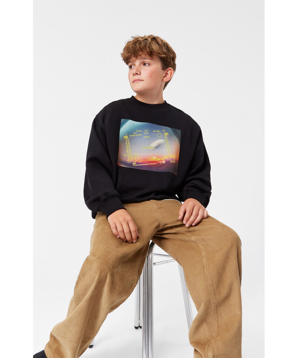 Rube - UAP Encounter - Langärmelige schwarze Bluse aus Öko-Baumwolle mit bedrucktem UFO-Design.