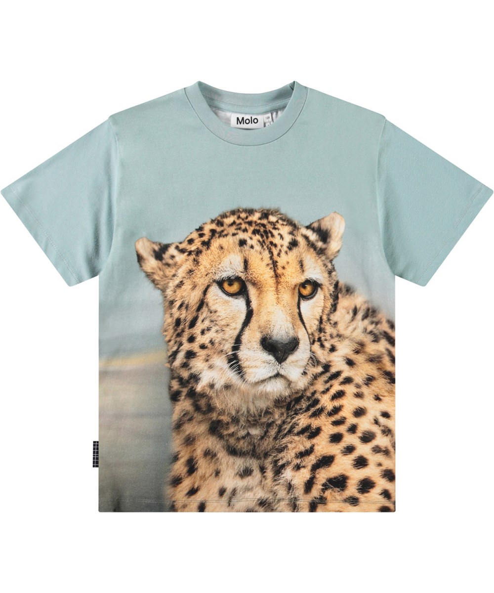 Rubin - Big Cheetah Blue - Blaues T-Shirt für Kinder aus Öko-Baumwolle mit kurzen Ärmeln und geripptem Ausschnitt.