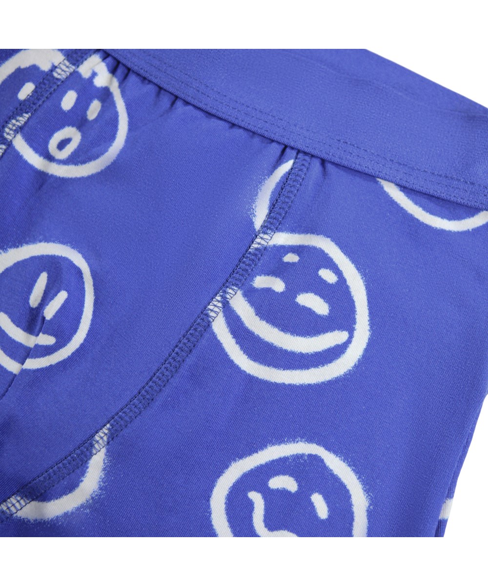 Justin 2-pack - Moon Moods Blue - 2er-Pack Kinder-Boxershorts aus weicher, biologischer Baumwolle mit einem breiten elastischen Bund für eine bequeme Passform.