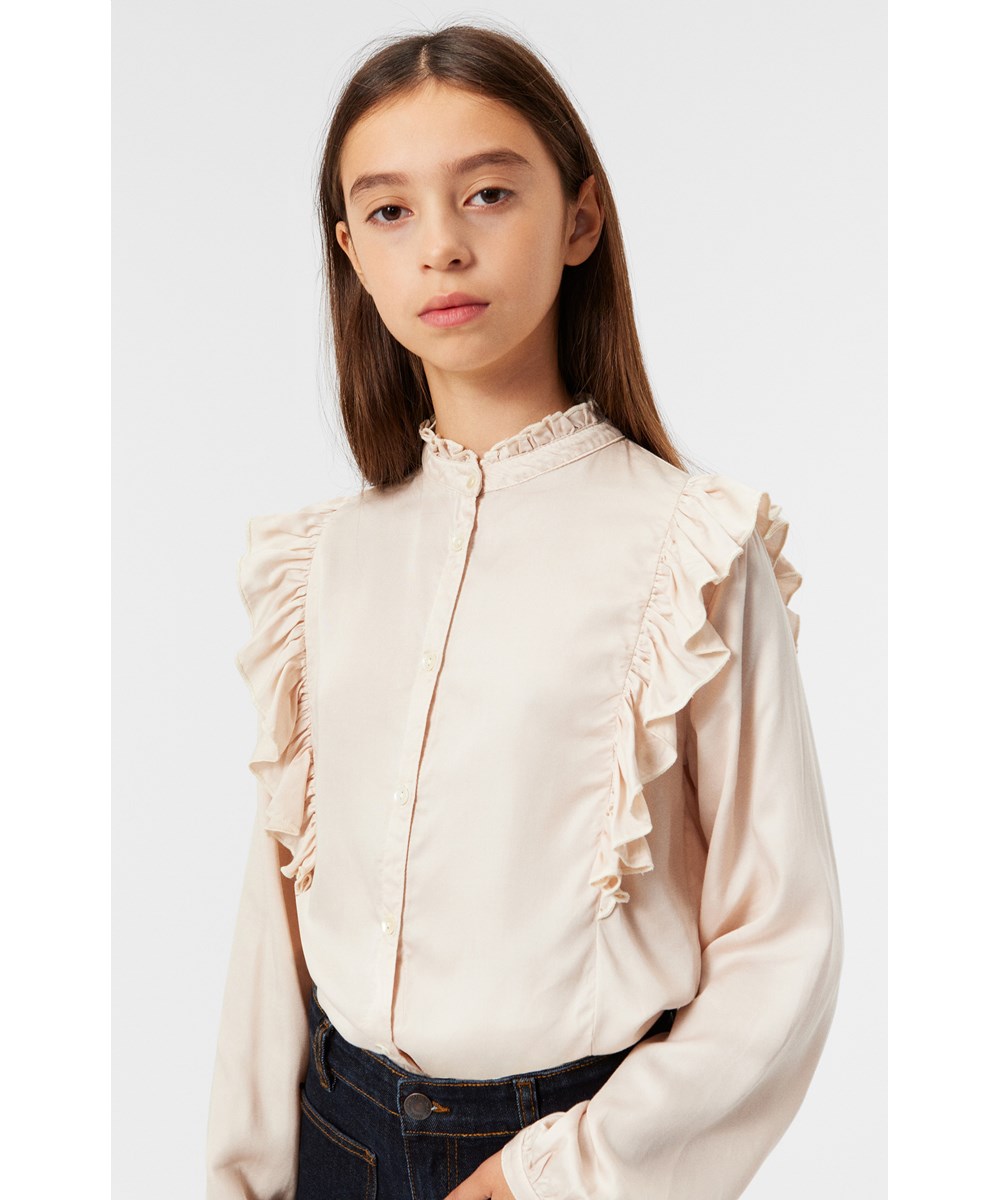 Raphaella - Whisper Pink - Weiches puderfarbenes Langarmshirt mit eleganten Rüschen-Details.
