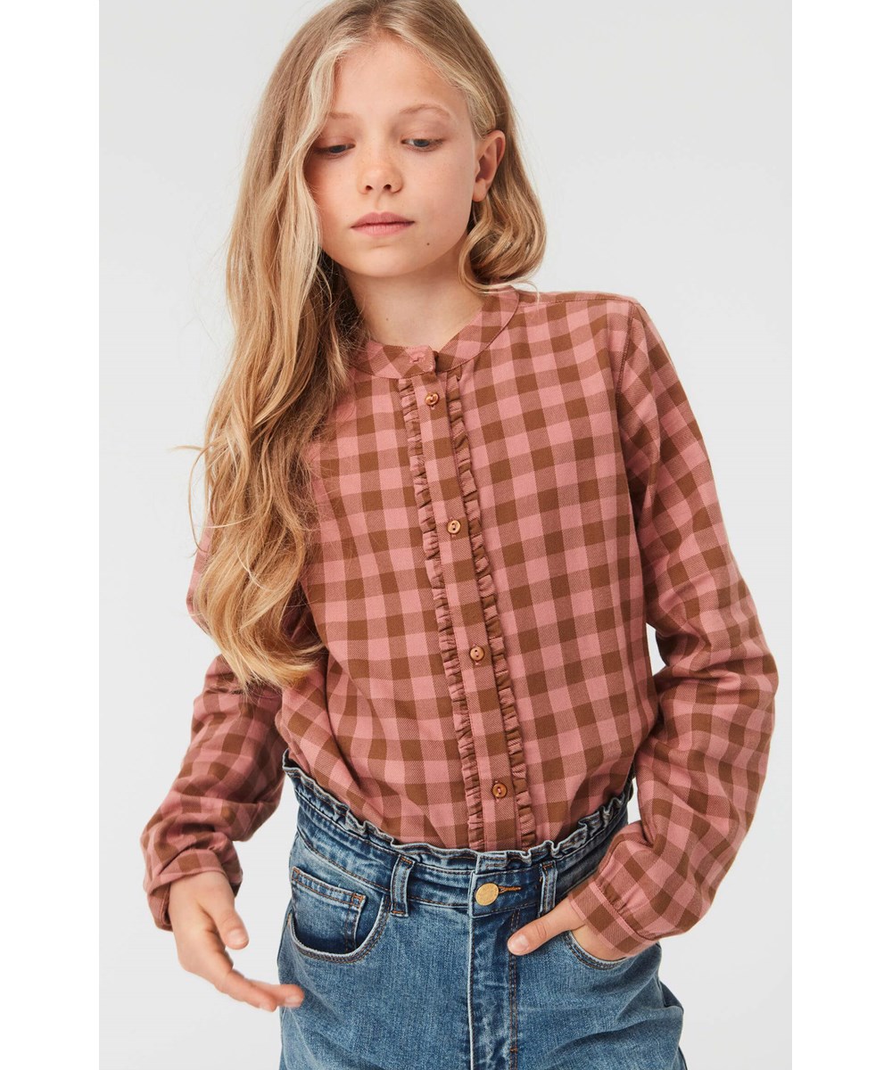 Reanna - Autumn Check - Kariertes Hemd in Rosa und Braun mit Rüschen