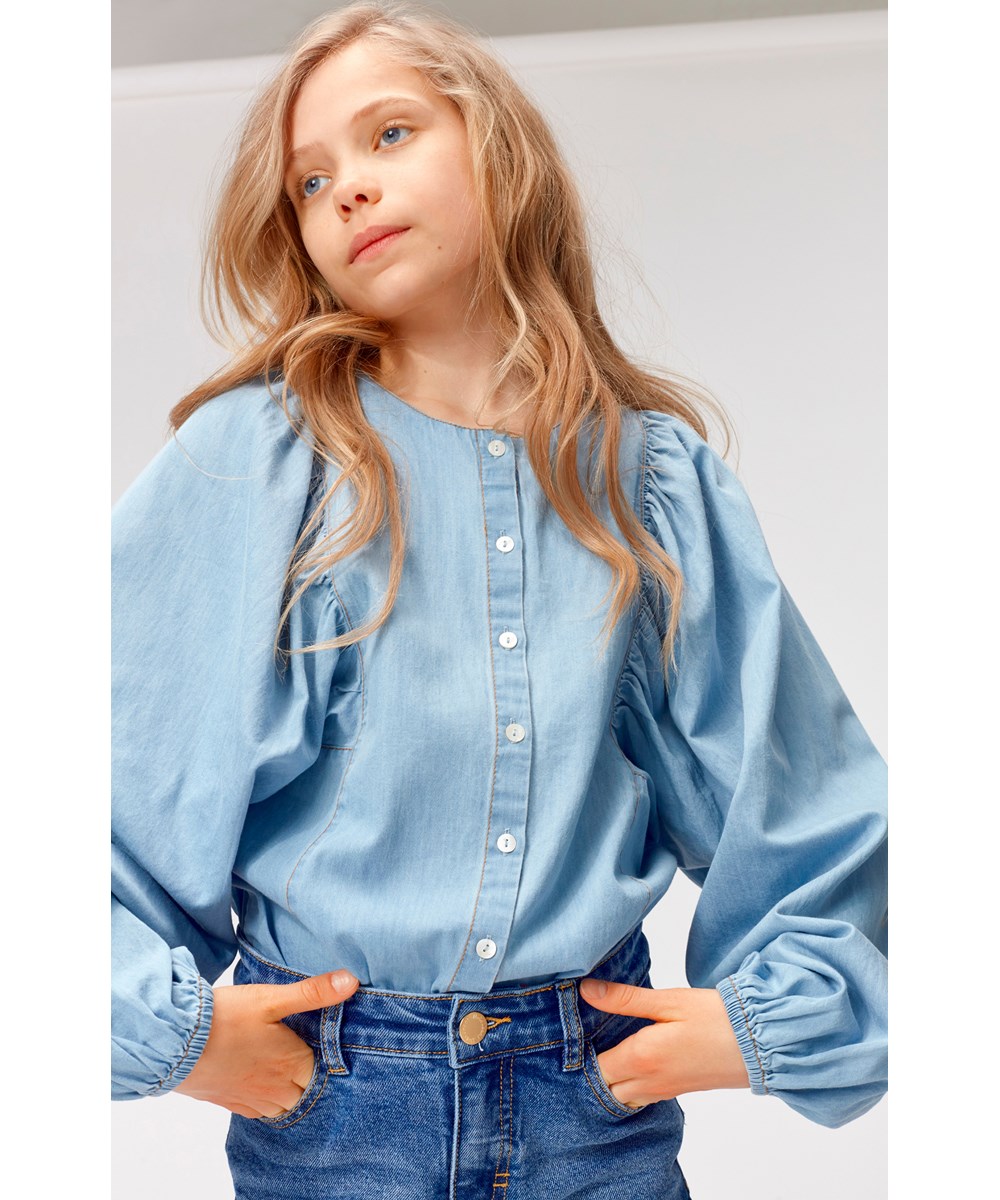 Rida - Summer Wash Indigo - Hellblaues Jeanshemd mit großen Ärmeln