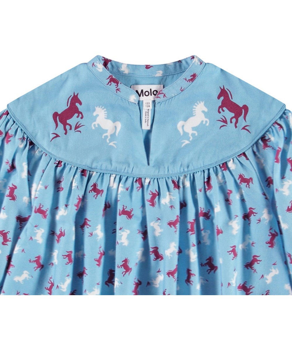 Rona - Giddy-Up - Hellblaues lockeres Hemd für Kinder aus einer weichen Baumwoll- und Viskosemischung, mit einem Mandarin-Kragen und Falten.