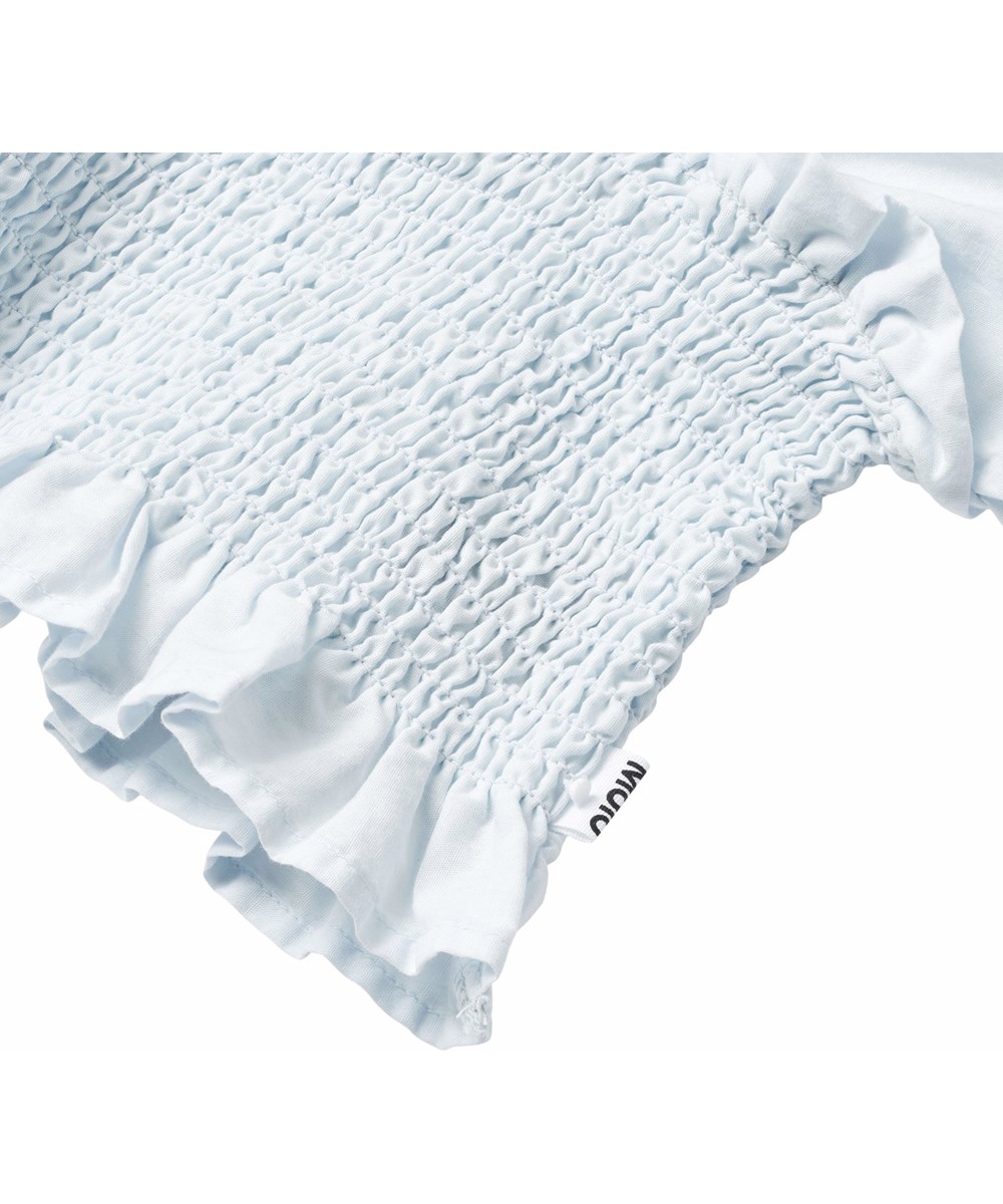 Rosemary - Skywriting - Hellblaue langärmelige bauchfreie Bluse für Kinder aus weicher Baumwolle mit Rüschen-Effekt.