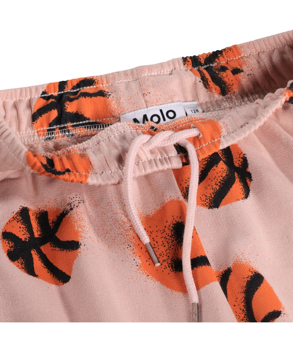 Adan - Basketball Rose - Rosa, weiche Jogginghose für Kinder aus Bio-Baumwolle mit Basketball-Print