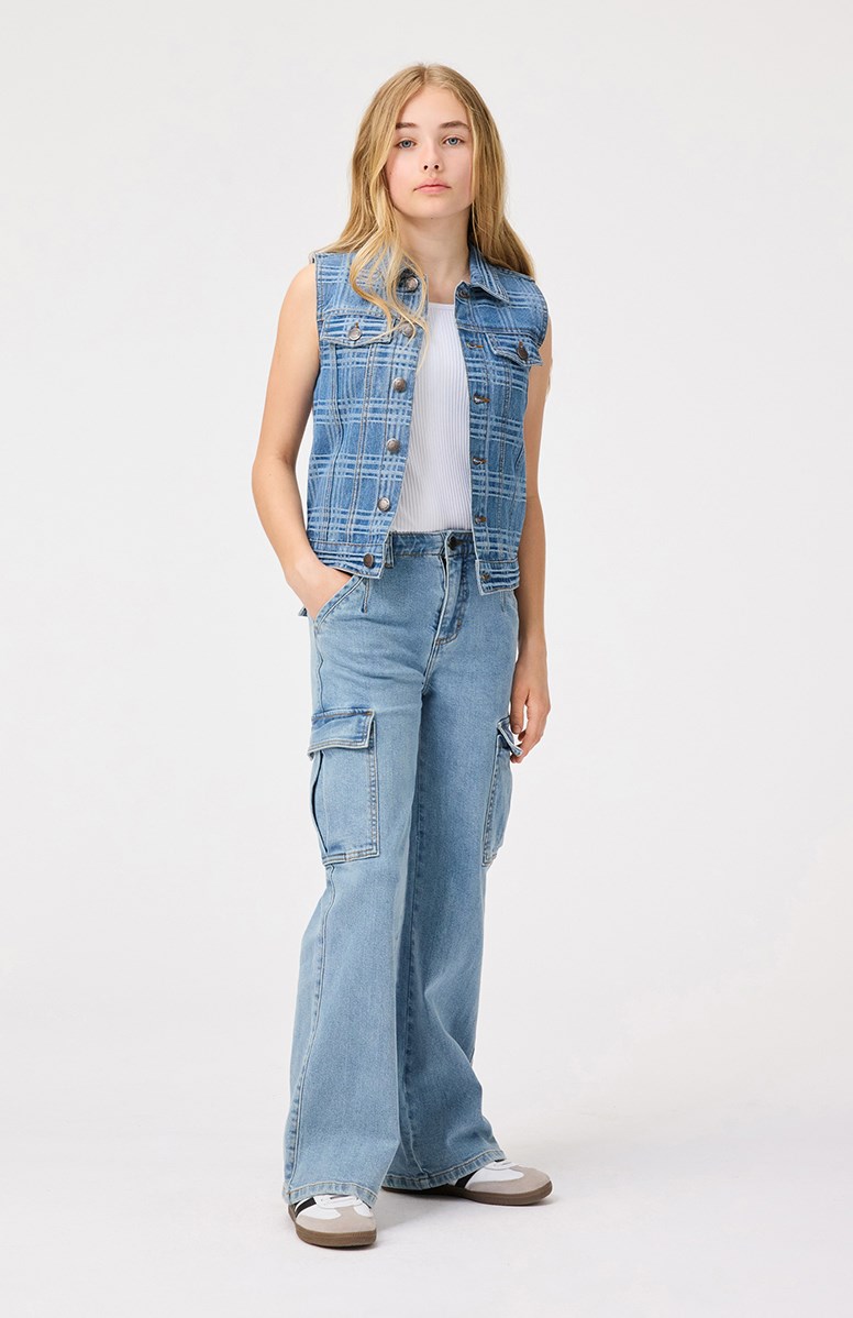 Addy - Distressed Washed - Blaue Jeans aus Öko-Baumwolle mit Trompetenform und Cargotaschen für Kinder.