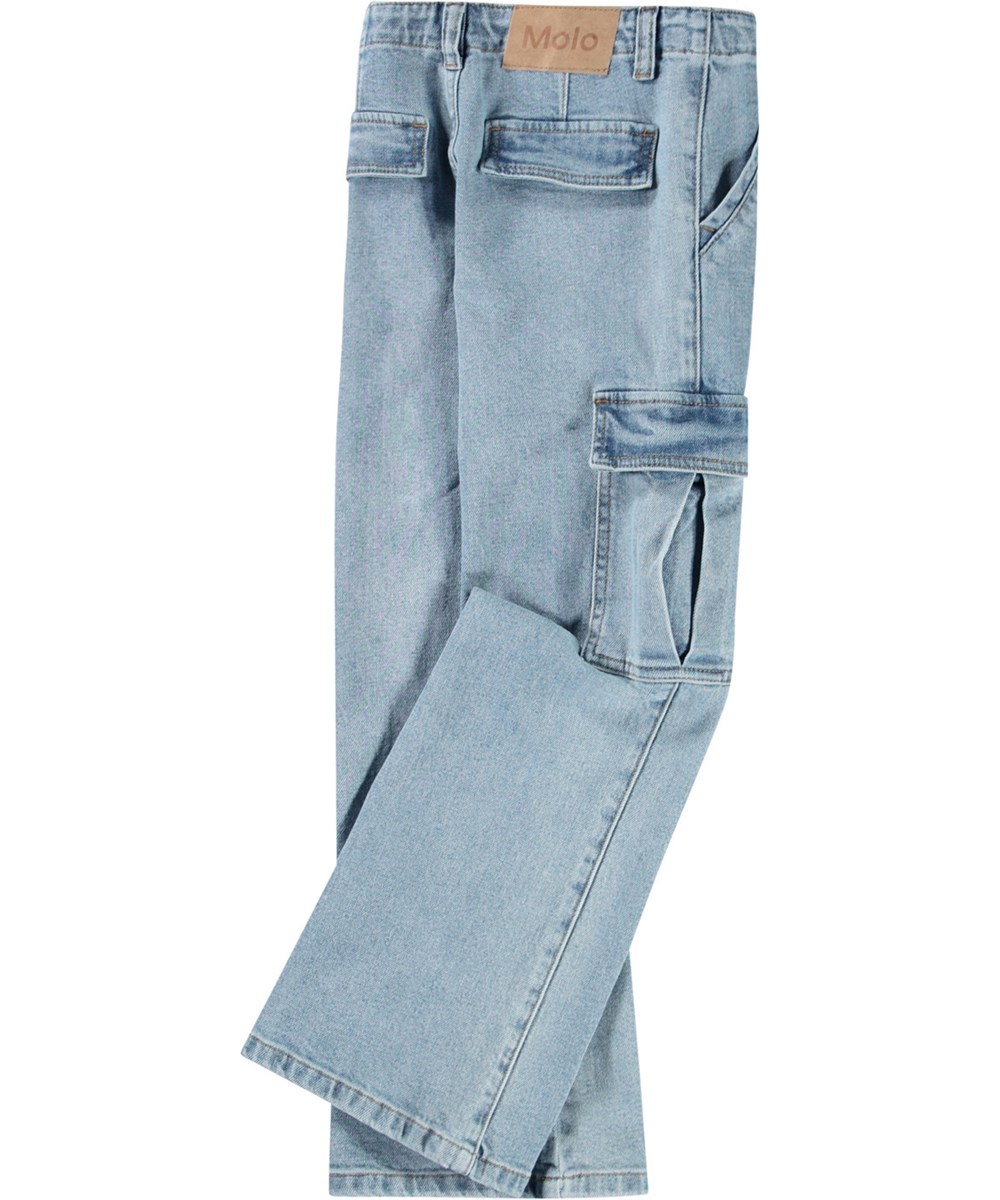 Addy - Distressed Washed - Blaue Jeans aus Öko-Baumwolle mit Trompetenform und Cargotaschen für Kinder.