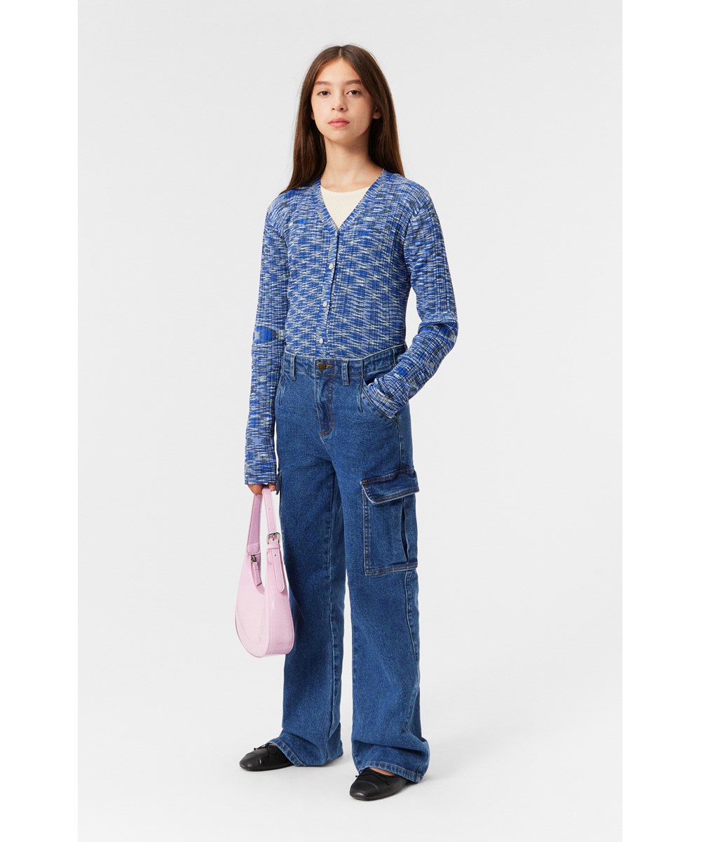 Addy - Washed Vintage - Aus Öko-Baumwolle gefertigte Schlaghose in Denim-Blau mit Taschen.