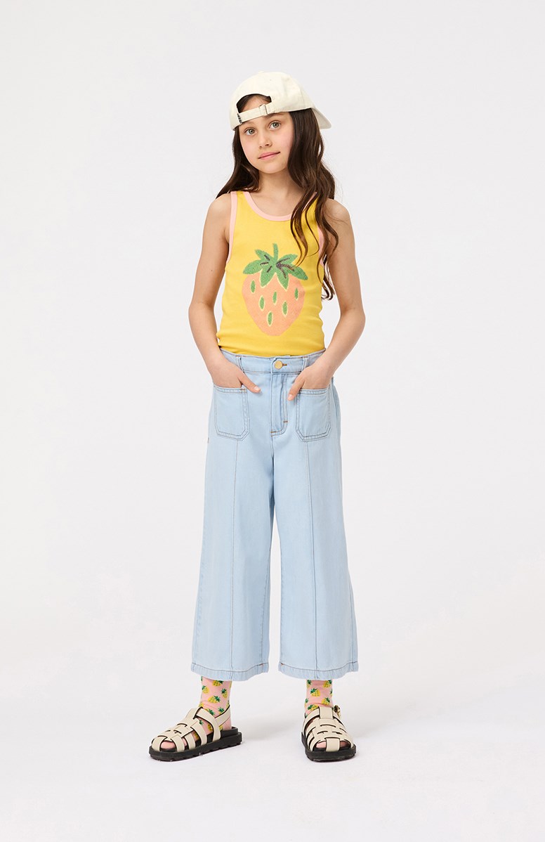Adionella - Bleached Drapy - Hellblaue verkürzte Hose aus Viskose mit gesteppten Falten und Denim-Look für Kinder.