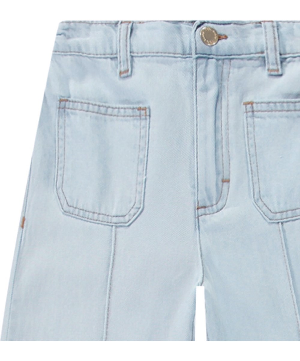 Adionella - Bleached Drapy - Hellblaue verkürzte Hose aus Viskose mit gesteppten Falten und Denim-Look für Kinder.