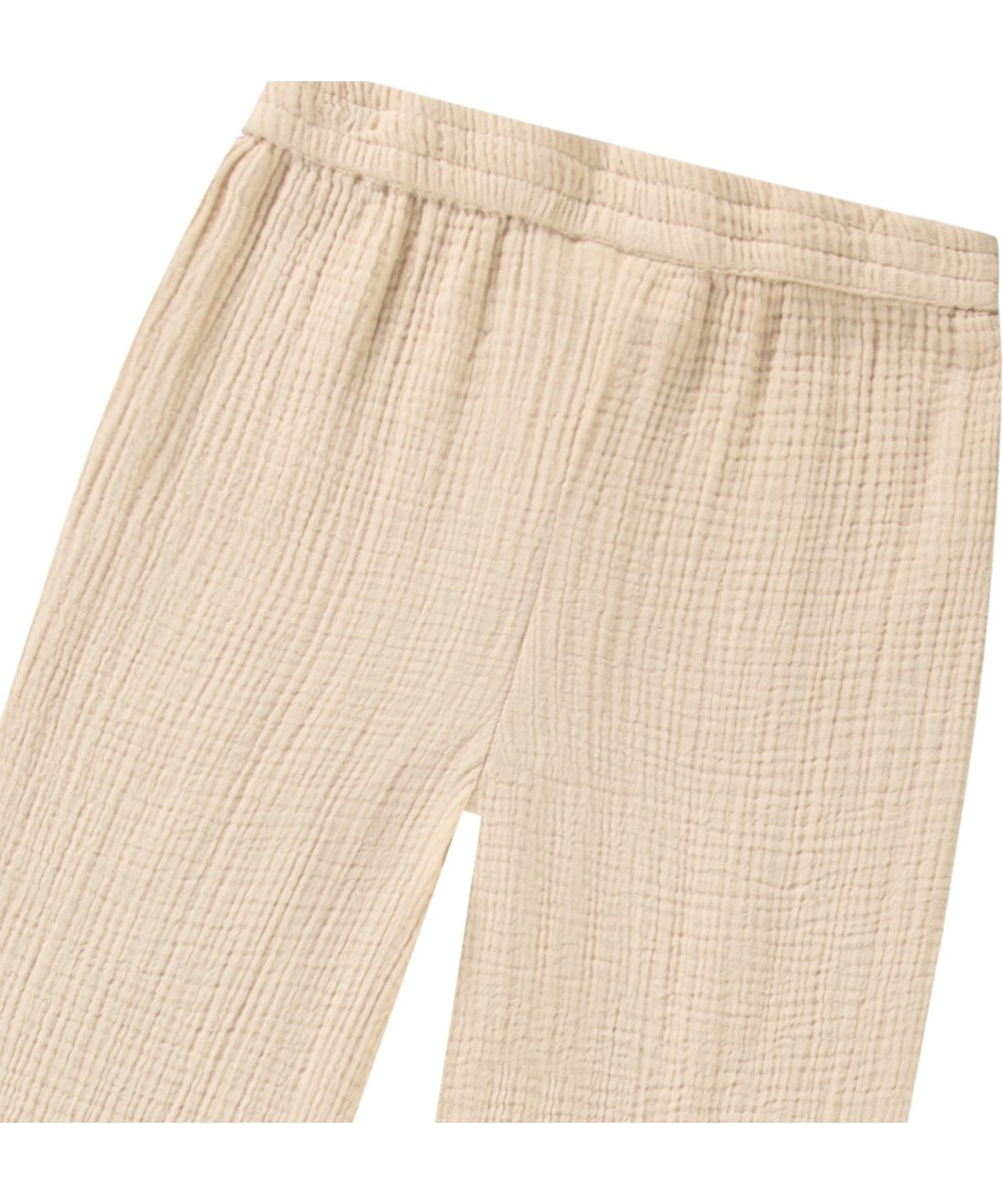 Agatha - Brazilian Sand - Lockere Sommerhosen aus sandfarbener gekräuselter Baumwolle für Kinder.