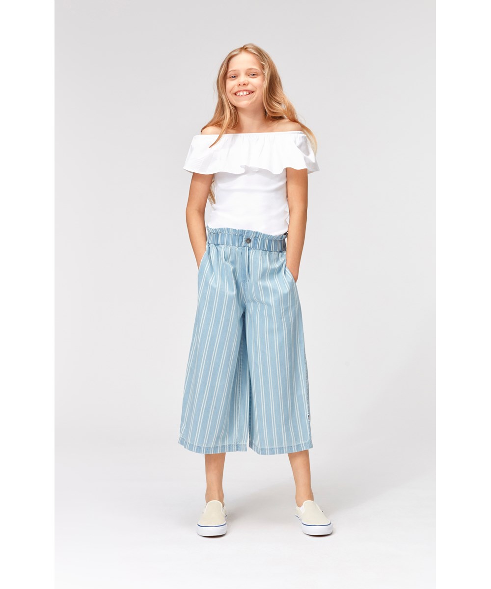 Akayla - Striped Chambrey - Hellblaue Culotte-Hose mit weißen Streifen