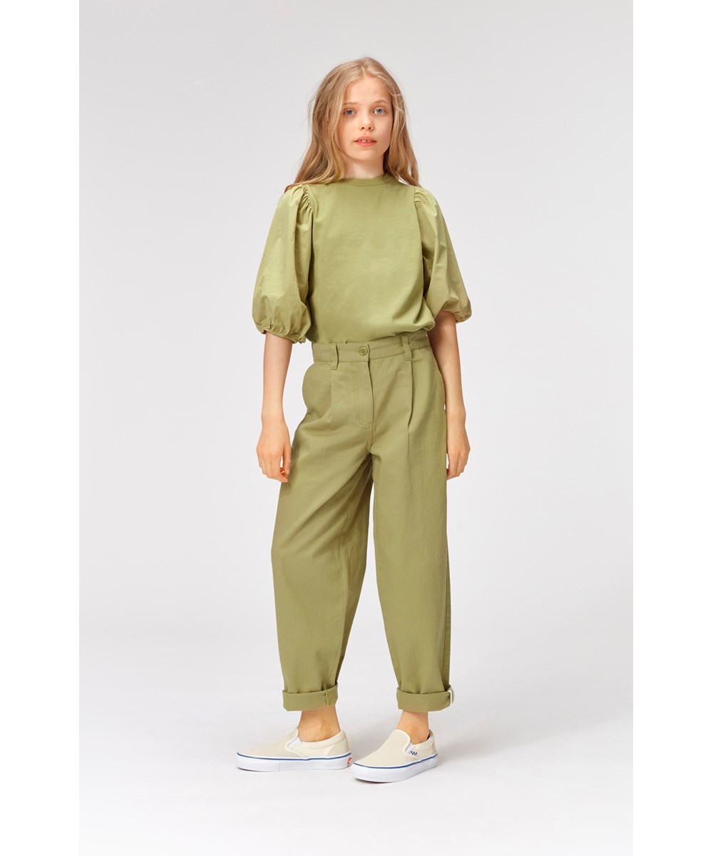 Anika - Cedar - Grüne Chinohose mit lockerer Passform