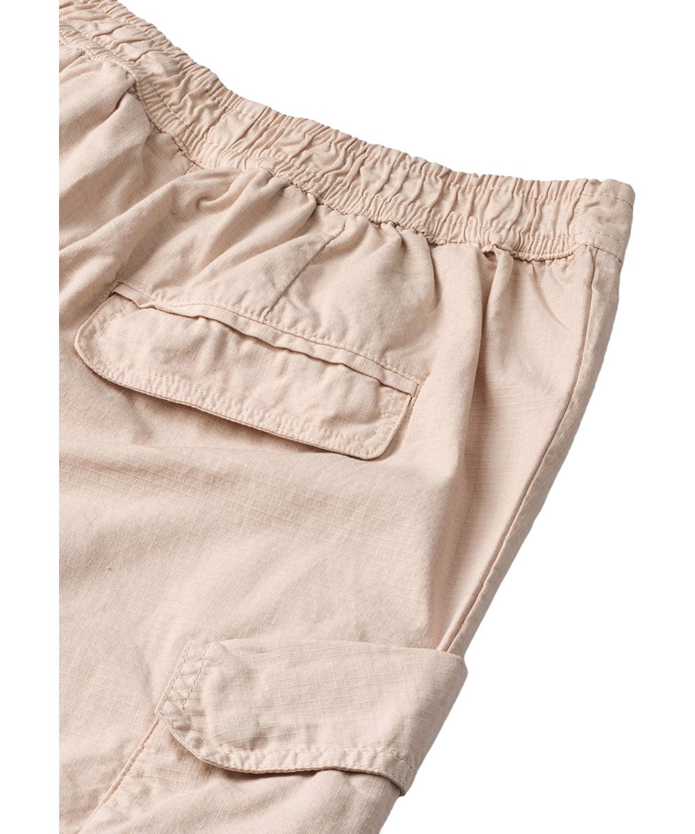 Audie - Soft Powder - Beige Kinderhosen aus Bio-Baumwolle mit Cargotaschen