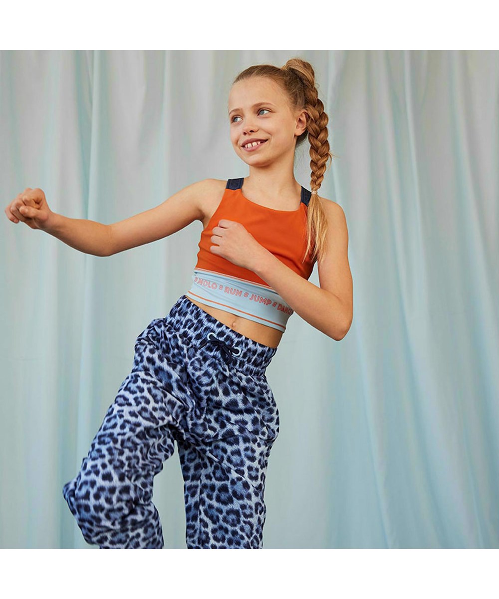 Oleen - Sporty Leo - Blaue Jogginghose mit Leopardenmuster zum Binden