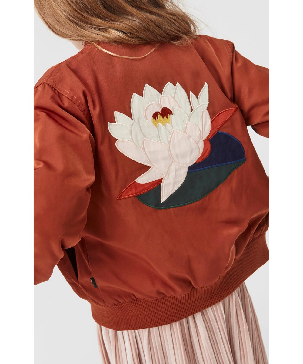 Helena - Burnt Brick - Braune Bomberjacke mit gesticktem Aquarell auf der Rückseite