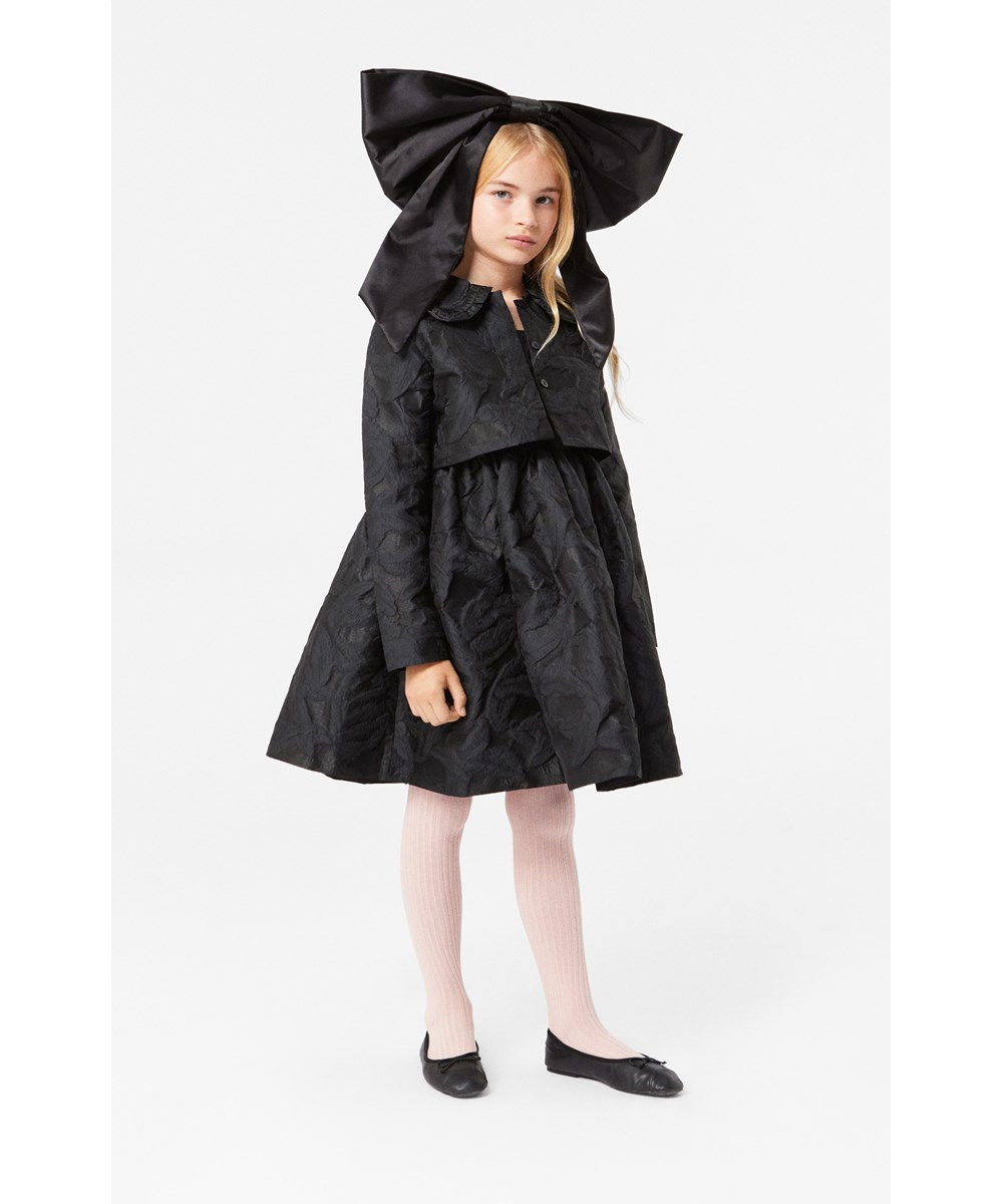 Helenka - Black - Elegante schwarze Jacquard-Bolerojacke mit gerafftem Kragen und zartem Blättermuster.