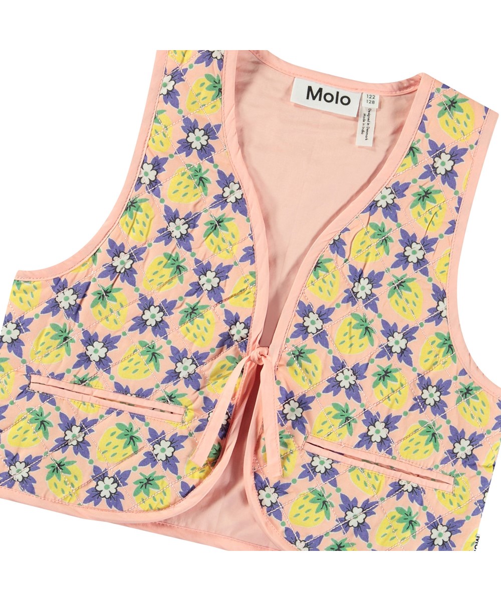 Hilma - Vintage Berries - Leicht orange Weste für Kinder aus gesteppter Baumwolle mit kleinen paspelierten Taschen.