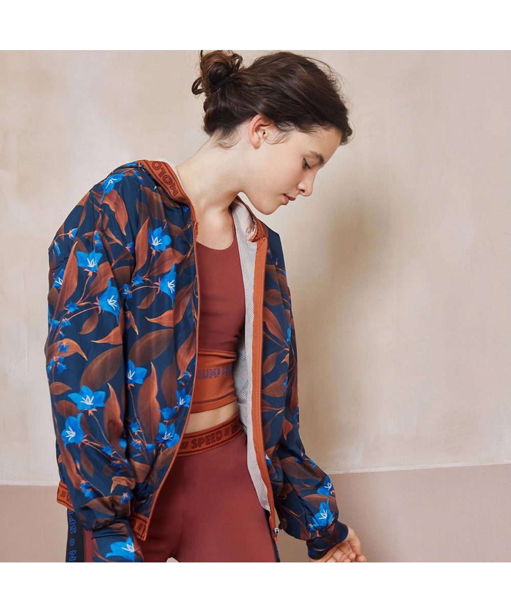 Ophelia - Night Bloom_Big - Sportjacke mit braunen und blauen Blüten