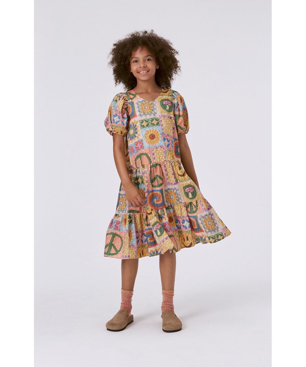 Cadylou - Crochet Vibe - Mehrfarbiges Öko-Midikleid mit Allover-Häkeldruck