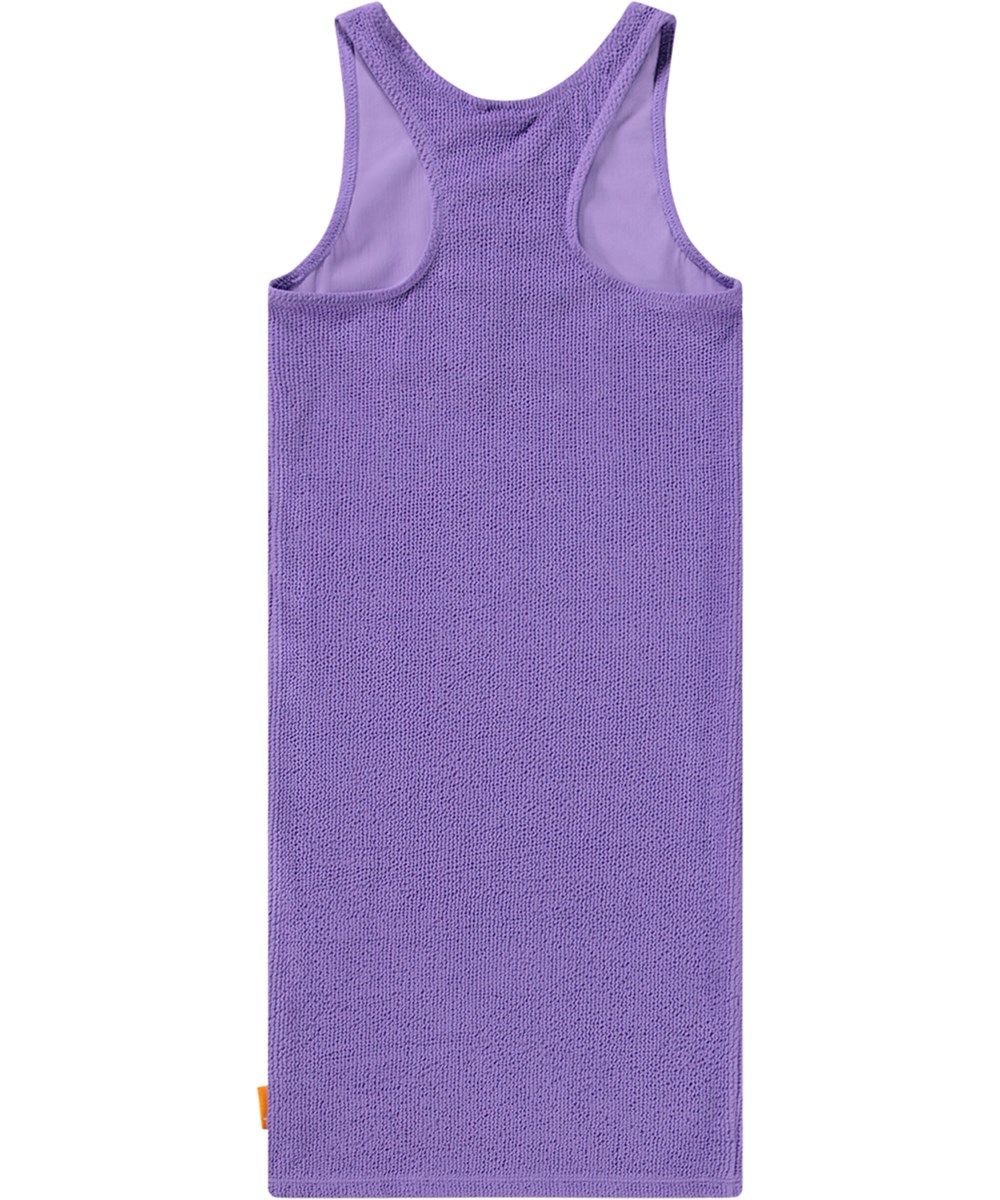 Cailey - Purple Glo - Dehnbares lila Trägertop-Kleid für Kinder mit Struktur, breiten Trägern und rundem Ausschnitt.