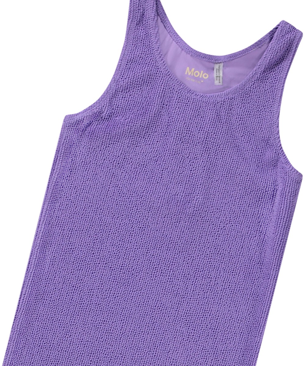 Cailey - Purple Glo - Dehnbares lila Trägertop-Kleid für Kinder mit Struktur, breiten Trägern und rundem Ausschnitt.