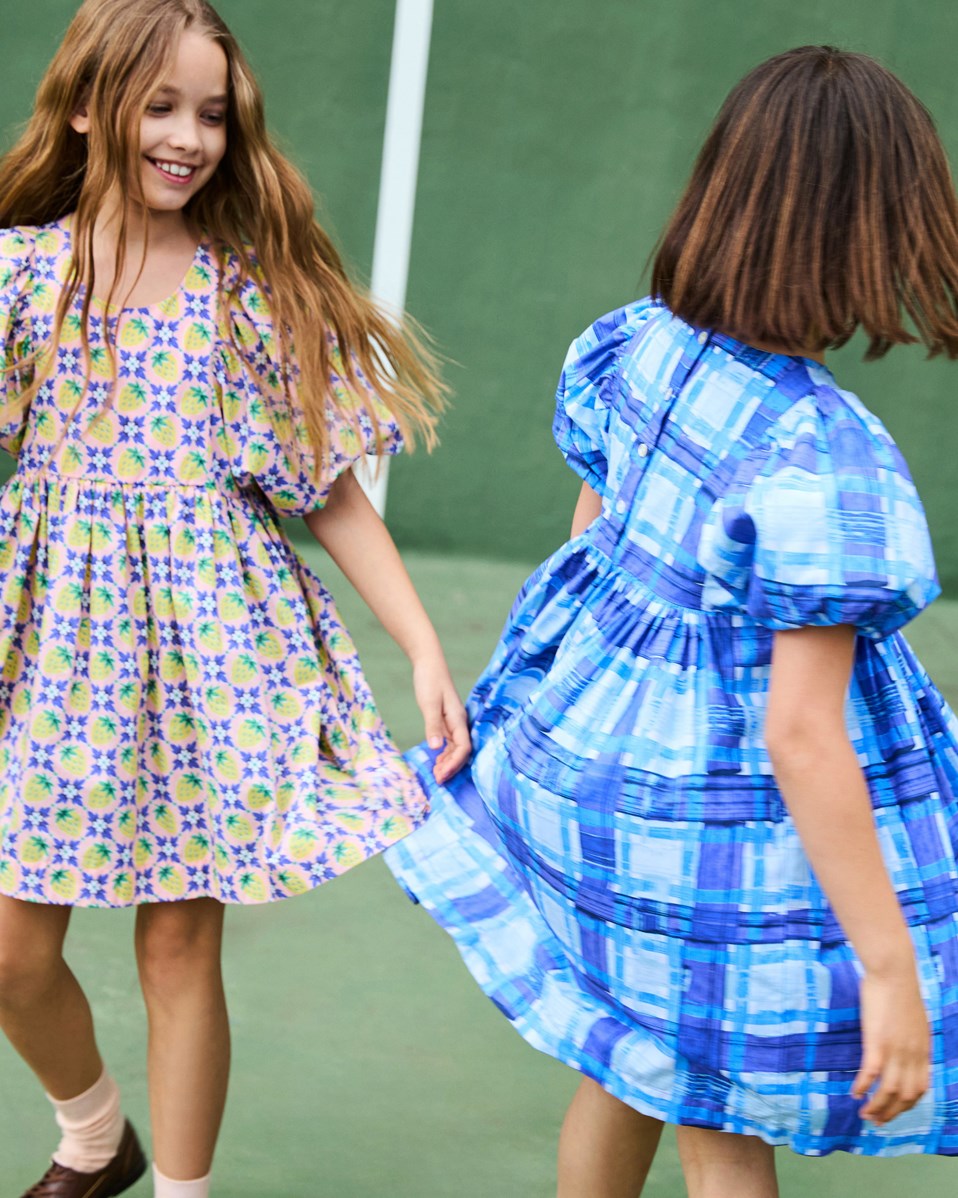 Caio - Vintage Berries - Knielanges rosa Kleid aus Öko-Baumwolle mit einem Allover-Druck aus gelben Erdbeeren und weißen Blumen, die zusammen ein schönes Muster ergeben.