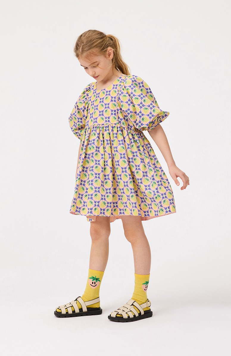 Caio - Vintage Berries - Knielanges rosa Kleid aus Öko-Baumwolle mit einem Allover-Druck aus gelben Erdbeeren und weißen Blumen, die zusammen ein schönes Muster ergeben.