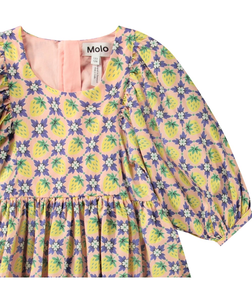 Caio - Vintage Berries - Knielanges rosa Kleid aus Öko-Baumwolle mit einem Allover-Druck aus gelben Erdbeeren und weißen Blumen, die zusammen ein schönes Muster ergeben.