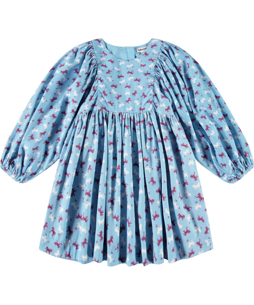 Caiosi - Giddy-Up - Knielanges hellblaues Kleid für Kinder aus einer weichen Baumwollmischung mit einem Allover-Print von Pferden in burgunderrot und weißen Farben.