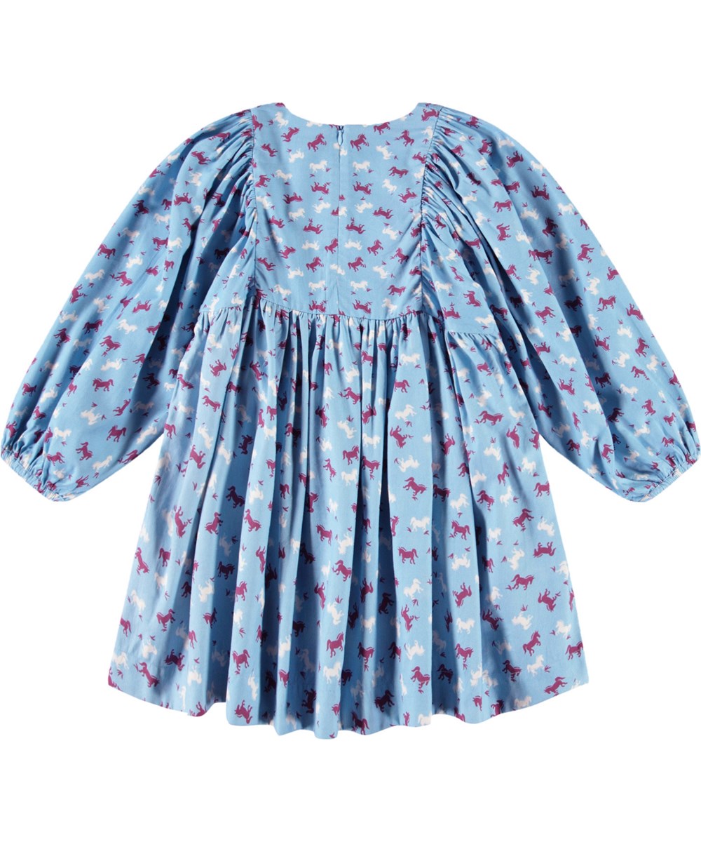 Caiosi - Giddy-Up - Knielanges hellblaues Kleid für Kinder aus einer weichen Baumwollmischung mit einem Allover-Print von Pferden in burgunderrot und weißen Farben.