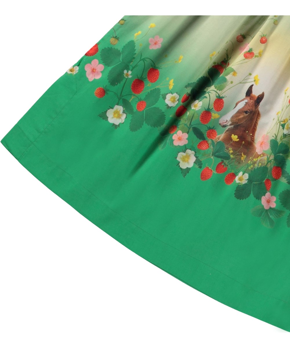 Cajla - Beauty - Hellgrünes und dunkelgrünes lockeres Kleid für Kinder aus Öko-Baumwolle mit breiten Trägern und einem V-Ausschnitt.