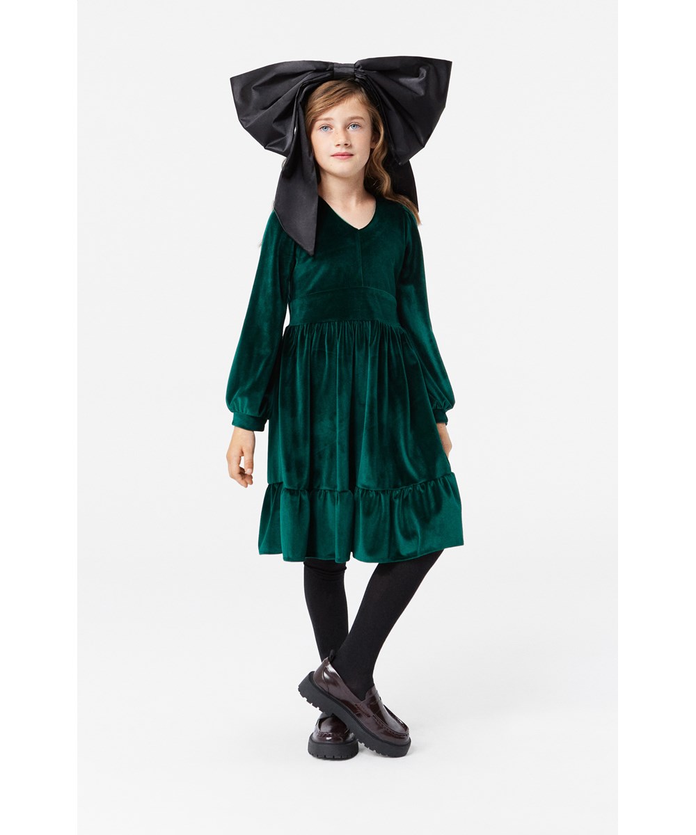 Calanthe - Aventurine - Flaschengrünes Samtkleid mit V-Ausschnitt und gerafftem Rock.