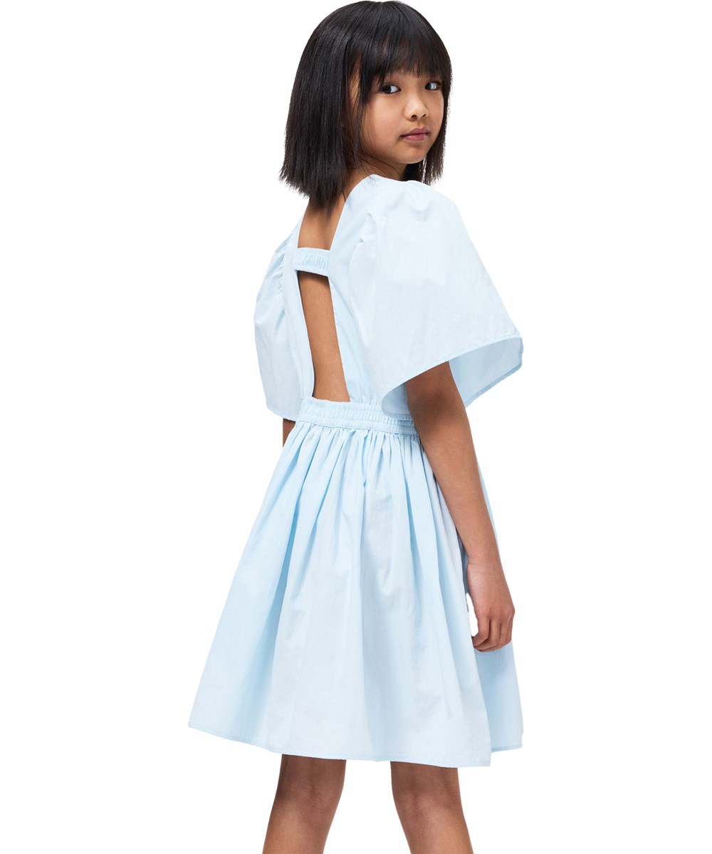 Cally - Morning Sky - Hellblaues Kinderkleid aus Bio-Baumwolle mit offenem Rücken