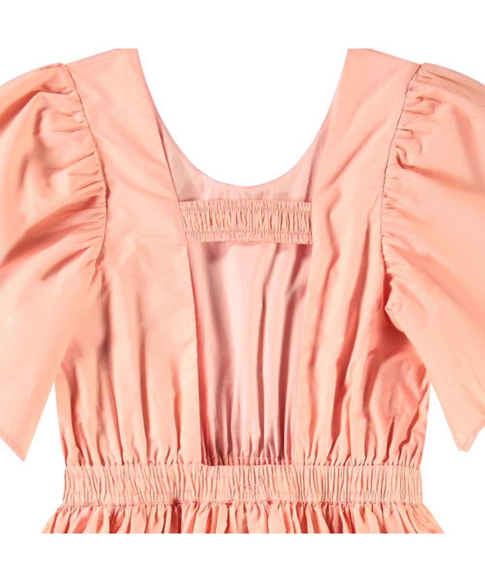 Cally - Peach - Leichtes orangefarbenes knielanges Kleid für Kinder aus Öko-Baumwolle mit einem runden Ausschnitt.