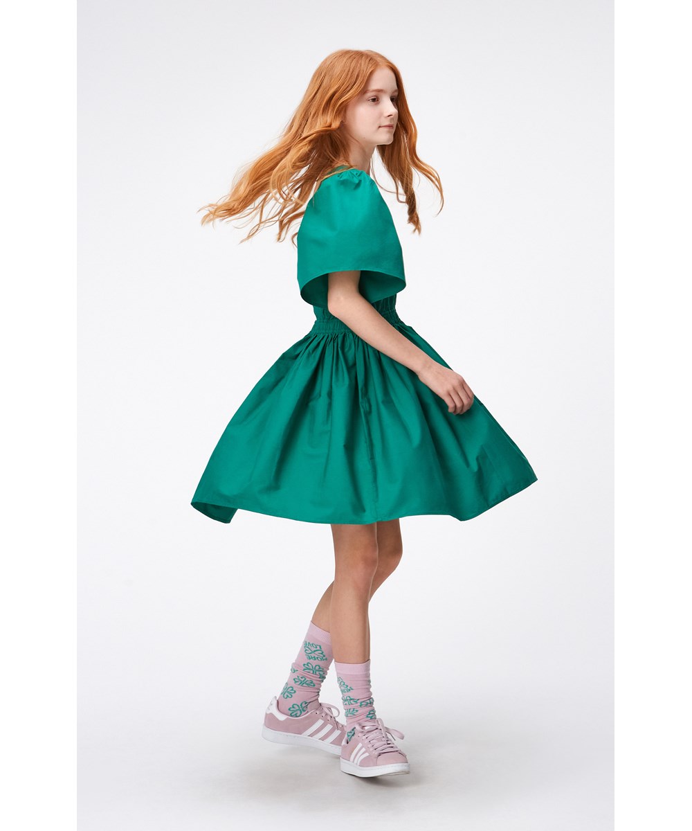 Cally - Tennis Green - Grünes Kleid aus Öko-Baumwolle mit offenem Rücken