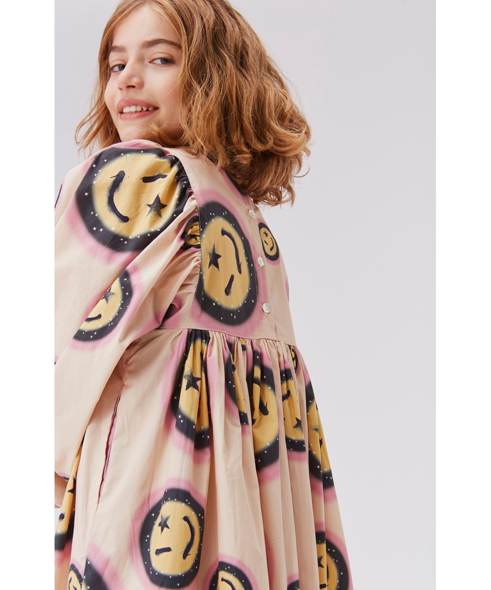 Caly - Space Happy AOP - Hellgelbes Öko-Kleid mit Smiley-Print