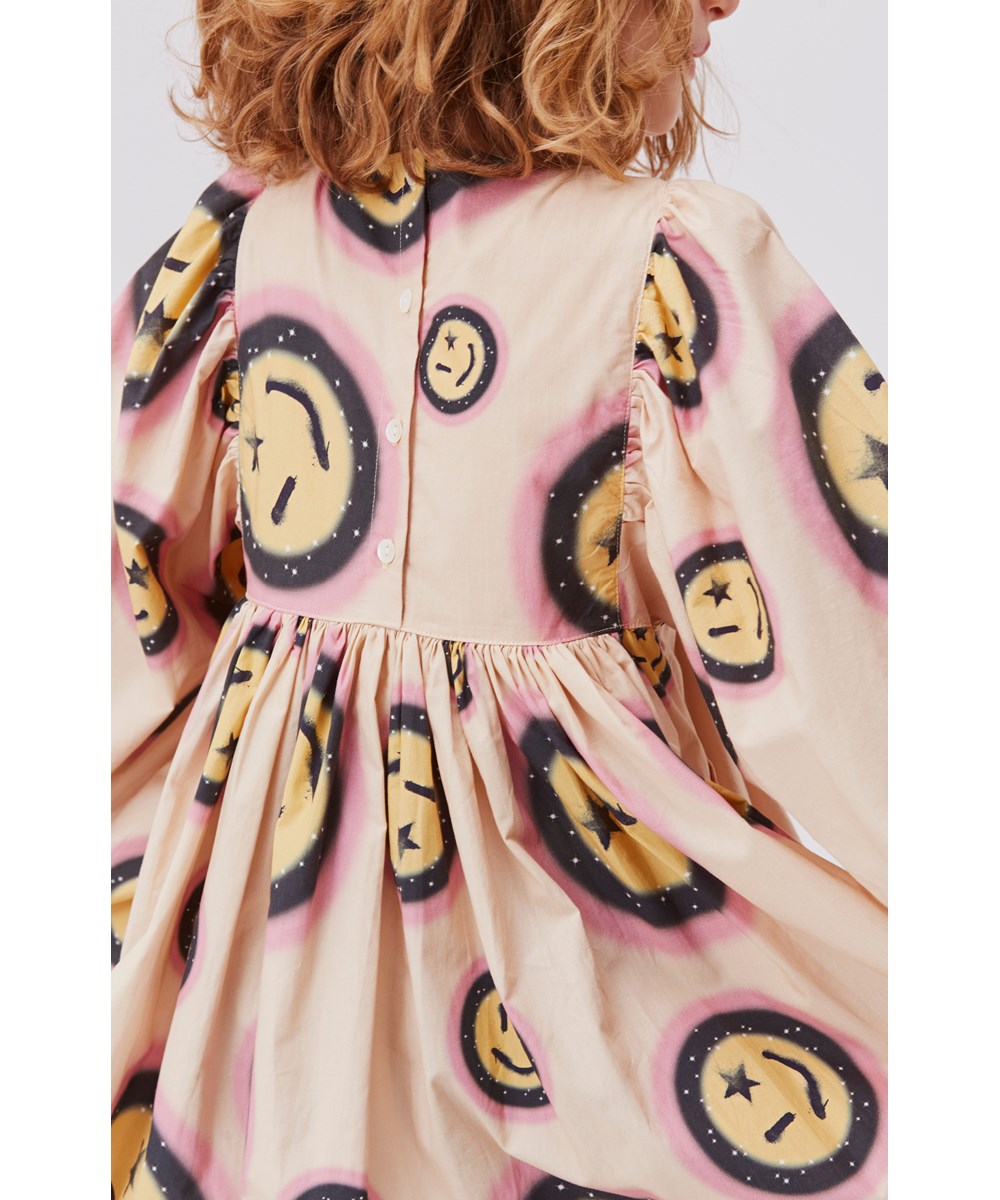 Caly - Space Happy AOP - Hellgelbes Öko-Kleid mit Smiley-Print